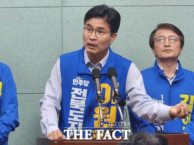 18일 전주시 완산구 효자동3가 전북도의회 브리핑룸에서 새만금 특별자치단체연합 추진과 관련해 기자회견이 열린 가운데 이원택 더불어민주당 전북도지사 후보가 출입기자들의 질문에 답변하고 있다. /이원택 선거 캠프