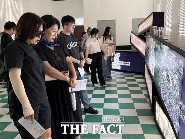 관람객들이 옛 전남도청 본관 내부에 복원된 전시 공간을 둘러보고 있다. /조효근 기자