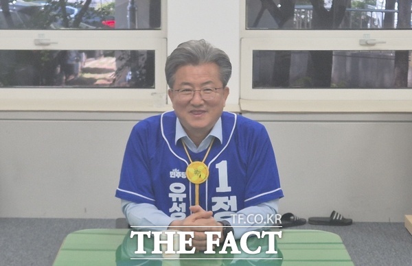 정용래 더불어민주당 대전시 유성구청장 후보가 18일 오전 대전시의회 기자실을 방문해 기자간담회를 갖고 1호 공약으로 지역투자 펀드 조성을 발표했다. /선치영 기자