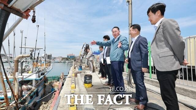 18일 군산 비응항 어업용 면세유 공급시설과 새만금 수산식품단지, 수출가공단지 입주기업인 화우당을 차례로 찾은 김종훈 전북도 경제부지사(왼쪽)가 관계 공무원들과 현장 행정을 펼치고 있다. /전북도