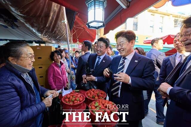 이재명 대통령과 영부인 김혜경 여사는 18일 오후 광주 동구 남광주시장을 찾아 시민들과 상인들의 목소리를 경청하고 점심식사를 함께했다. 이 대통령이 3월 25일 경남 진주시 진주중앙시장을 찾아 한 상인에게 딸기를 구입하고 있다. /청와대