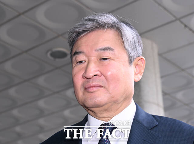 12·3 비상계엄 전후 상황에 관여한 혐의를 받는 조태용 전 국정원장이 2025년 10월 15일 오전 서울 서울고등검찰청 청사에 마련된 내란 특검 사무실에 피의자 신분으로 출석하고 있다. /이새롬 기자