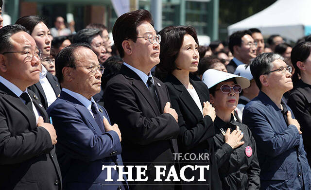 국민의례를 하는 이재명 대통령 부부.