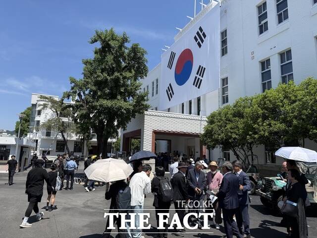 18일 5·18민주화운동 최후항쟁지 옛 전남도청이 정식 개관한 가운데 시민들이 이를 둘러보고 있다. /조효근 기자