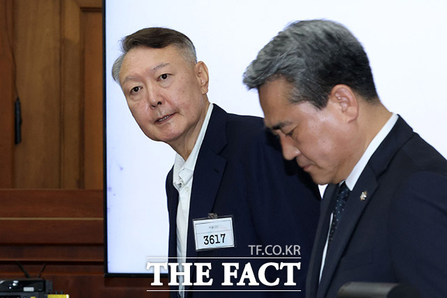 윤석열 전 대통령이 지난해 9월 26일 서울 서초동 서울중앙지법에서 열린 특수공무집행방해 혐의 재판에 출석하고 있다./사진공동취재단