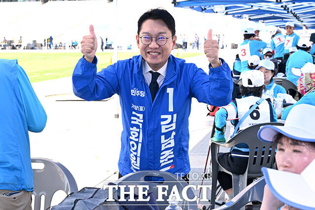 김남준 더불어민주당 계양을 재보궐선거 후보가 18일 오전 인천 서구 인천아시아드주경기장에서 열린 인천시장기 노인건강체육대회에 참석해 계양구 지회 참가자들과 인사를 나누고 있다. /인천=남용희 기자