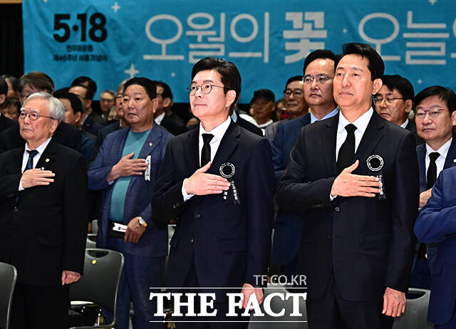 인사하는 오세훈 국민의힘 서울시장 후보(왼쪽)와 정원오 더불어민주당 서울시장 후보.