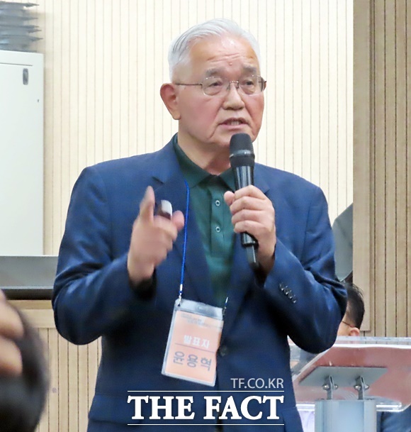 윤용혁 무령왕국제네트워크협의회장가 백제문화제의 역사성과 정체성 정립 방안에 대한 주제발표를 하고 있다. /김형중 기자