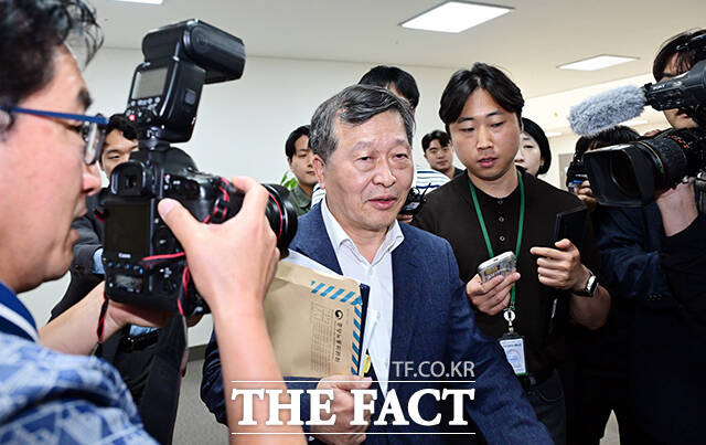 박수근 중앙노동위원회 위원장이 18일 오전 정부세종청사 중앙노동위원회에서 열린 2차 사후조정 오전 회의를 마친 뒤 회의실을 나서고 있다. /세종=임영무 기자