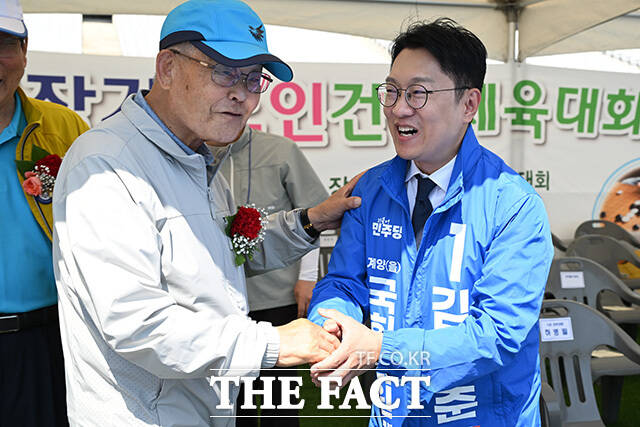 노인건강체육대회 참석해 참석자들과 인사 나누는 김남준 더불어민주당 계양을 재보궐선거 후보(오른쪽).