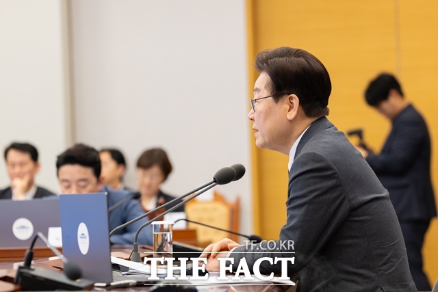 이재명 대통령은 삼성전자 노사의 사후조정을 앞둔 18일 기업만큼 노동도 존중되어야 하고, 노동권만큼 기업경영권도 존중돼야 한다고 밝혔다. 이 대통령이 4월 30일 청와대에서 주재한 제31차 수석보좌관회의에서 발언하고 있다. /청와대