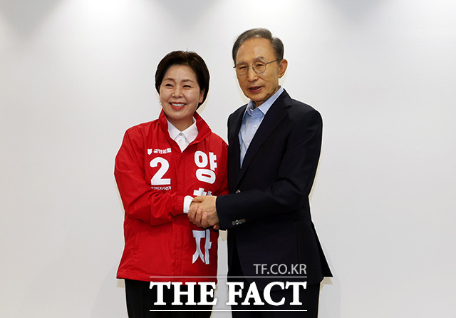양향자 국민의힘 경기도지사 후보와 이명박 전 대통령이 18일 오후 서울 서초구 청계재단에서 기념촬영을 하고 있다. /송호영 기자