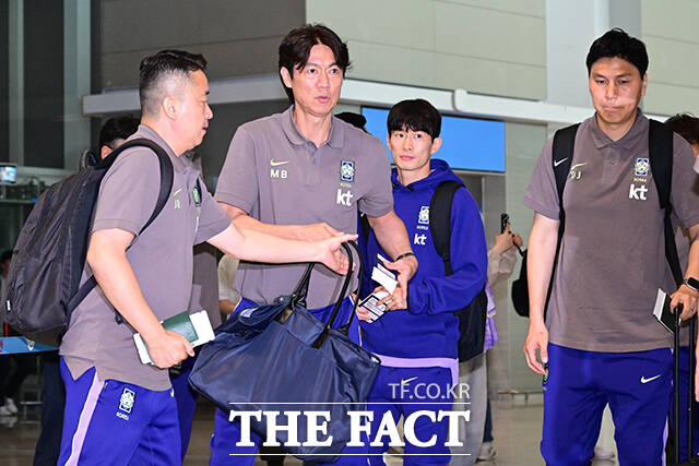 출국 앞둔 홍명보 감독.