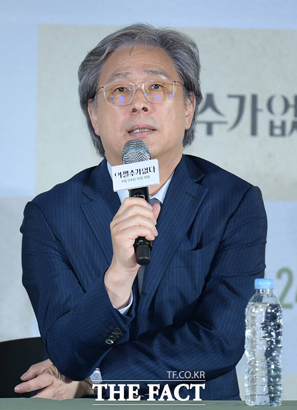박찬욱 감독이 프랑스 정부로부터 문화예술공로훈장 코망되르를 받았다. 사진은 지난해 9월 서울 용산구 CGV아이파크몰에서 열린 영화 어쩔수가없다 배급시사회 및 기자간담회에 참석해 취재진의 질문에 답하고 있는 모습. /더팩트 DB