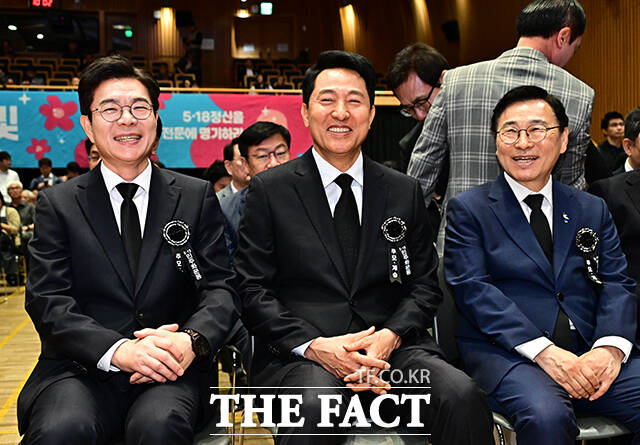인사하는 오세훈 국민의힘 서울시장 후보(왼쪽)와 정원오 더불어민주당 서울시장 후보.