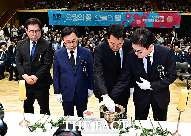 인사하는 오세훈 국민의힘 서울시장 후보(왼쪽)와 정원오 더불어민주당 서울시장 후보.