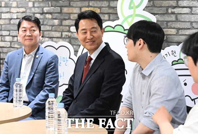 오세훈 국민의힘 서울시장 후보(왼쪽 두 번째)와 안철수 국민의힘 의원이 18일 서울 청년취업사관학교 영등포캠퍼스를 방문해 청년들과 대화하고 있다. /이새롬 기자