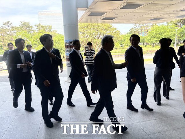 조응천 개혁신당 경기도지사 후보와 이준석 당대표가 18일 삼성전자 화성캠퍼스를 방문하기 위해 발걸음을 옮기고 있다, /화성=이하린 기자