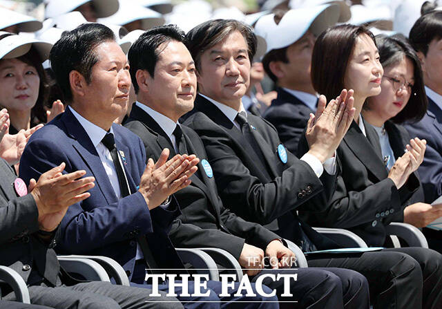 정청래 대표와 장동혁 대표가 악수하고 있다. /광주=뉴시스
