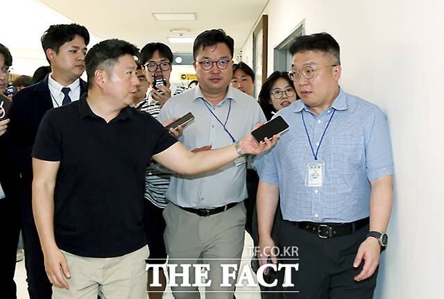 김형로 삼성전자 부사장(오른쪽 두 번째)이 휴식을 위해 회의장을 나오며 취재진의 질문을 받고 있다.