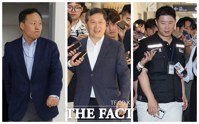 삼성전자 사측 위원 여명구 DS부문 피플팀장(부사장)과 박수근 중앙노동위원장, 최승호 삼성그룹 초기업노동조합 삼성전자지부 위원장(왼쪽부터)이 18일 오후 정부세종청사 중앙노동위원회에서 열린 2차 삼성전자 노사 사후조정 오후 회의를 위해 회의실로 이동하고 있다. /세종=임영무 기자