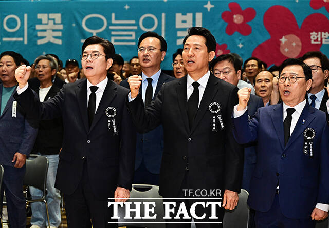 정원오 더불어민주당 서울시장 후보(왼쪽)와 오세훈 국민의힘 서울시장 후보가 18일 오전 서울 중구 서울시청 다목적홀에서 열린 5.18민주화운동 제46주년 서울기념식-오월의 꽃, 오늘의 빛에 참석해 임을 위한 행진곡을 제창하고 있다. /배정한 기자