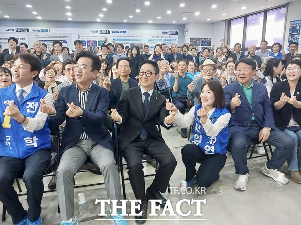 최지연 더불어민주당 대전시의원 후보가 17일 오후 선거사무소 개소식을 가졌다. 이날 행사에는 염홍철 전 대전시장을 비롯해 박정현 대전시당위원장, 박범계 국회의원, 장종태 국회의원, 허태정 대전시장 후보, 전문학 서구청장 후보 등이 함께했다. /선치영 기자