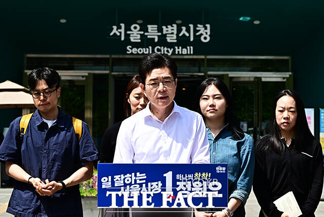정원오 더불어민주당 서울시장 후보가 18일 오후 서울 종로구 서울시청 앞에서 기자회견을 열고 공약발표를 하고 있다. /배정한 기자