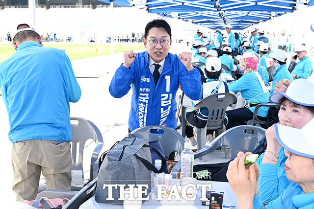 노인건강체육대회 참석해 참석자들과 인사 나누는 김남준 더불어민주당 계양을 재보궐선거 후보(오른쪽).