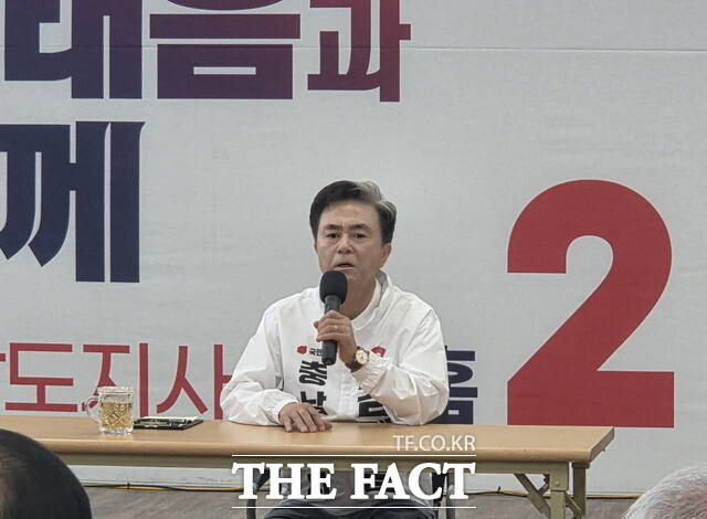 김태흠 국민의힘 충남도지사 후보가 18일 미디어데이에서 충남 발전을 위한 7대 비전을 발표하고 있다. /정효기 기자