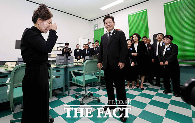 광주 동구 옛 전남도청에 마련된 전시관 개관식에서 시민군 마지막 새벽방송 당사자 박영순 씨와 대화하는 이재명 대통령.