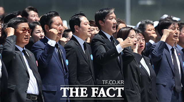 정청래 대표와 장동혁 대표가 악수하고 있다. /광주=뉴시스