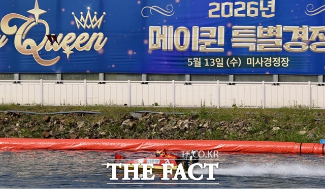 메이퀸 특별경정 경주 장면, 완벽한 찌르기로 선두를 꿰찬 이주영이 수면 위를 질주하고 있다./국민체육진흥공단