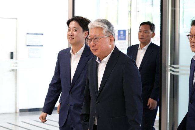 조응천 개혁신당 경기도지사 후보(오른쪽)가 18일 이준석 대표와 삼성전자 화성캠퍼스에 방문하고 있다. /개혁신당
