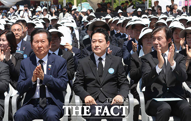 정청래 대표와 장동혁 대표가 악수하고 있다. /광주=뉴시스