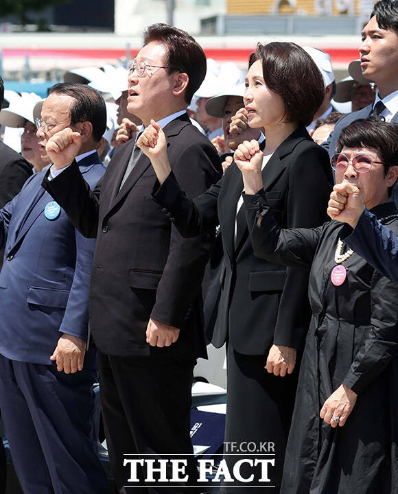 임을 위한 행진곡 제창하는 이재명 대통령과 김혜경 여사.
