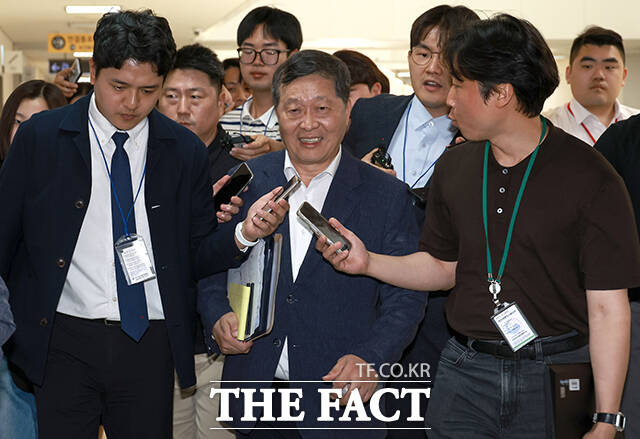 박수근 중앙노동위원회 위원장이 점심 식사를 마친 뒤 회의실로 입장하고 있다.