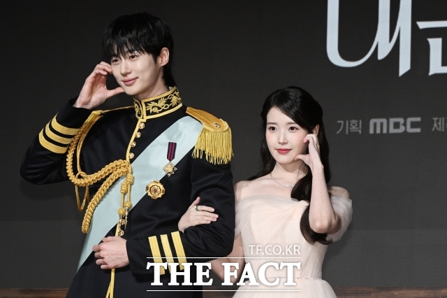 드라마 21세기 대군부인은 첫 방송 시청률 7.8%로 시작해 마지막 회 13%대를 기록하며 최근 종영했다. 배우 변우석(왼쪽)과 아이유가 드라마 제작발표회 당시 포즈를 취하고 있다. /김성렬 기자