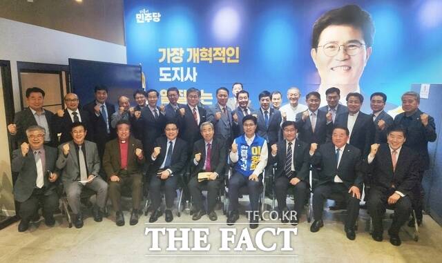 지난 17일 전북 전주시 완산구 중화산동2가 이원택 더불어민주당 전북도지사 후보 선거사무소에서 이 후보를 비롯해 박종철 한국교회총연합 공동대표회장(전주 새소망교회 담임목사)과 유병근 전 전북장로교회연합회 회장, 정석동 전주시기독교연합회 회장 등 도내 시군 목회자 60여 명이 기념 촬영을 하고 있다. /이원택 선거캠프