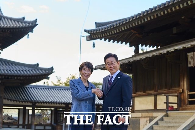 이재명 대통령은 19일 고향 안동에서 다카이치 사나에 일본 총리와 정상회담을 갖는다. 이 대통령이 1월 14일(현지시간) 다카이치 총리와 일본 나라의 문화 유적인 호류지를 시찰하며 기념촬영을 하고 있다. /청와대