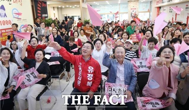유정복 인천시장 후보가 18일 정복캠프에서 인천 여성공감본부 지지 선언 후 비행기 날리기 퍼포먼스를 하고 있다. /정복캠프