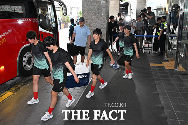 아시아축구연맹(AFC) 여자챔피언스리그(AWCL) 4강전에 출전하는 북한 여자축구팀 내고향여자축구단이 18일 오후 훈련을 하기 위해 경기 수원시 팔달구 노보텔 앰버서더 수원을 나오고 있다. /수원=김성렬 기자