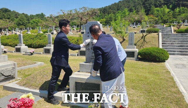 국립대전현충원 독립유공자 묘역 이철하 애국지사 묘소에서 김정섭 공주 지역 총동문회장(왼쪽)과 이한영 동문이 비석 세척을 진행하고 있다. /이병수 기자