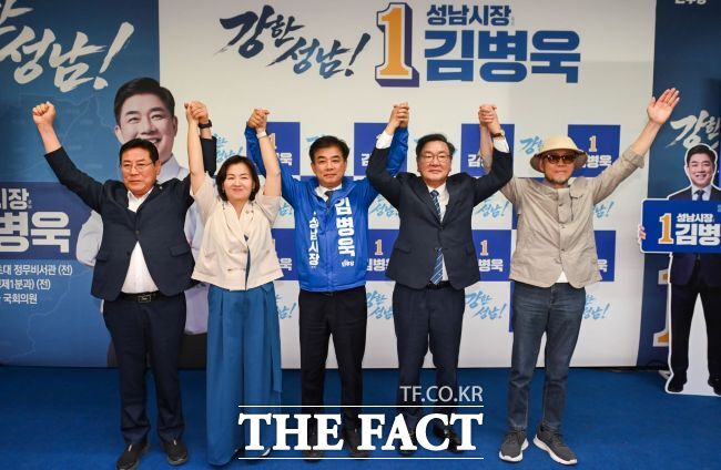 지난 17일 성남 수진동 소재 김병욱 민주당 성남시장 후보 선거사무소에서 열린 선거대책위원회 강한 성남 캠프 공식 출범식에서 후보를 비롯한 참석자들이 기념 촬영을 하고 있다. /김병욱 선거캠프
