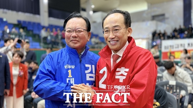 김부겸 민주당 대구시장 후보(왼쪽)와 추경호 국민의힘 후보가 지난 1일 대구 한국노총 노동절 기념 행사장에서 만나 악수하고 있다. /추경호 후보캠프