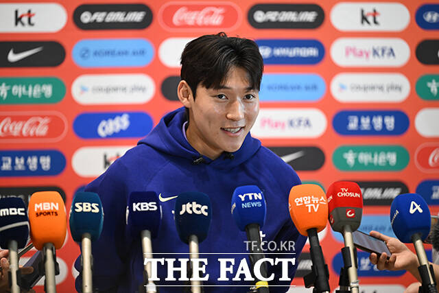 배준호가 출국을 앞두고 인터뷰하고 있다.