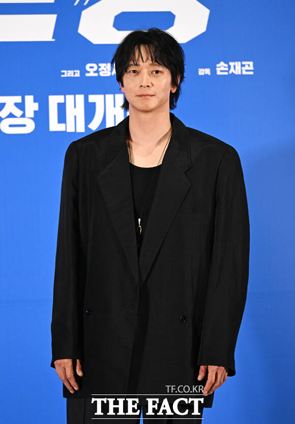 트라이앵글의 리더 현우 역을 맡은 강동원은 