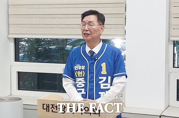 김제선 더불어민주당 대전시 중구청장 후보가 18일 첫 공약 발표를 통해 주민 결정이 동네를 바꾸는 주민주권도시 중구를 완성하겠다고 밝히고 있다. /선치영 기자