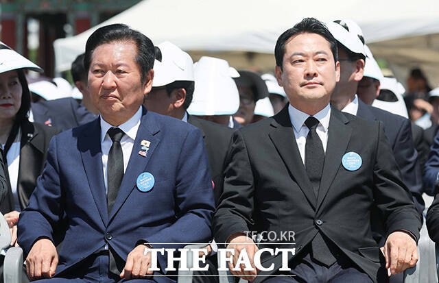 정청래 더불어민주당 대표(왼쪽)와 장동혁 국민의힘 대표가 18일 오전 광주 동구 5·18민주광장에서 열린 제46주년 5·18민주화운동 기념식에 참석해 행사를 지켜보고 있다. /광주=뉴시스