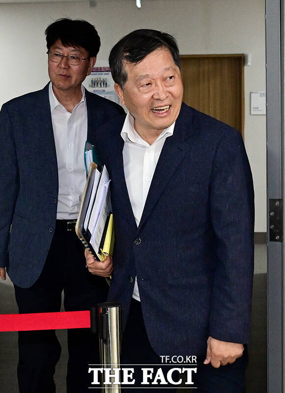 박수근 중앙노동위원회 위원장이 18일 오전 정부세종청사 중앙노동위원회에서 열린 2차 사후조정 오전 회의를 마친 뒤 회의실을 나서고 있다. /세종=임영무 기자